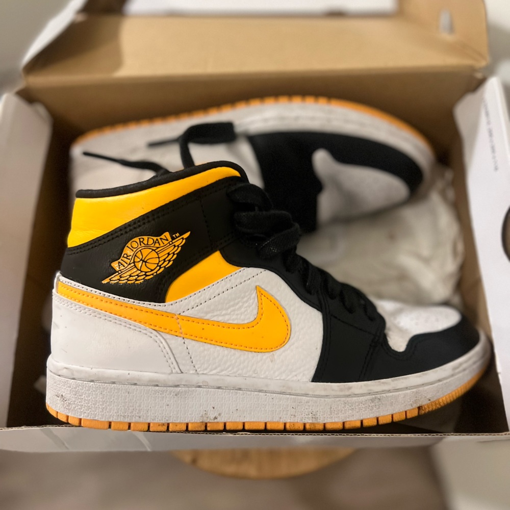 Women’s Air Jordan 1 Mid SE 7.5 38.5
